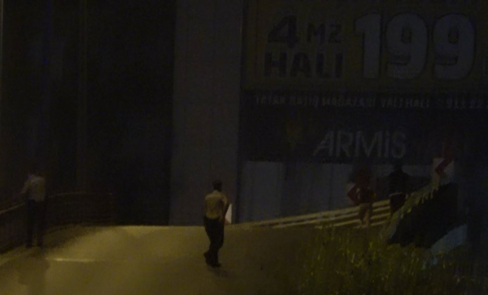 Antalya'da üst geçide çıkıp kolona oturan genç kız ekipleri alarma geçirdi