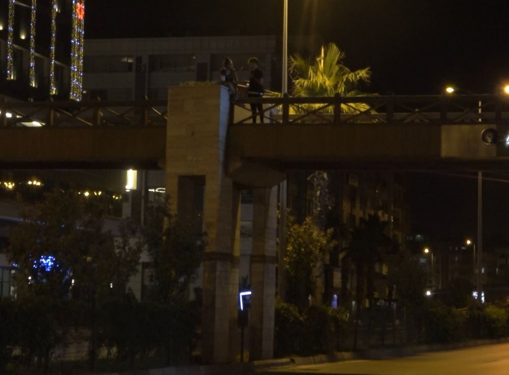 Antalya'da üst geçide çıkıp kolona oturan genç kız ekipleri alarma geçirdi