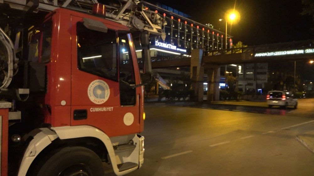 Antalya'da üst geçide çıkıp kolona oturan genç kız ekipleri alarma geçirdi