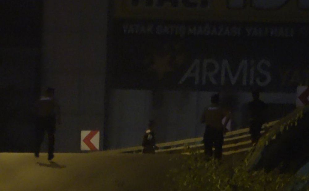 Antalya'da üst geçide çıkıp kolona oturan genç kız ekipleri alarma geçirdi