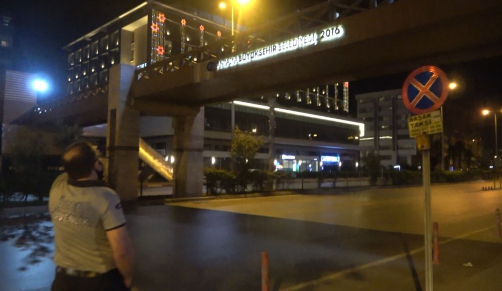 Antalya'da üst geçide çıkıp kolona oturan genç kız ekipleri alarma geçirdi