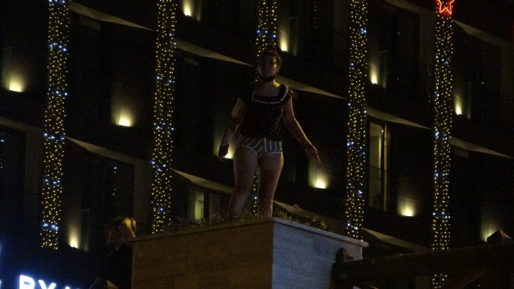 Antalya'da üst geçide çıkıp kolona oturan genç kız ekipleri alarma geçirdi