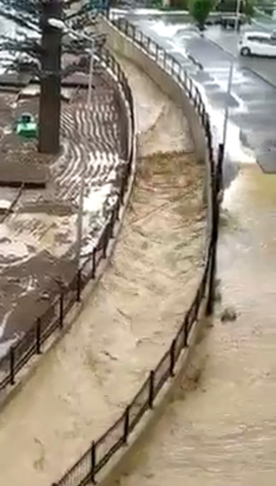 Beyşehir'de caddeler göle döndü! Kanallar taştı