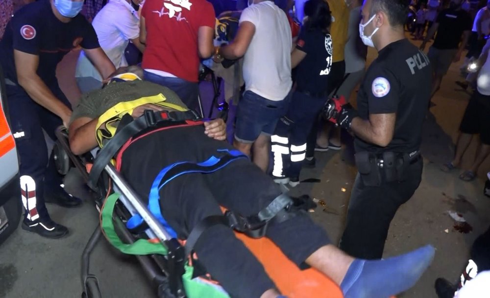 Motosiklet kavşakta otomobille çarpıştı! 2 yaralı