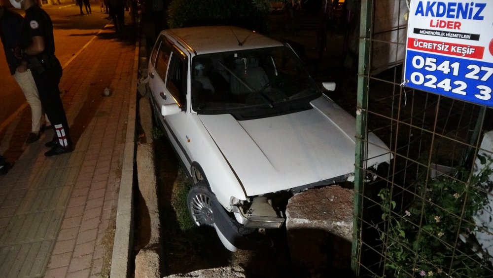 Motosiklet kavşakta otomobille çarpıştı! 2 yaralı