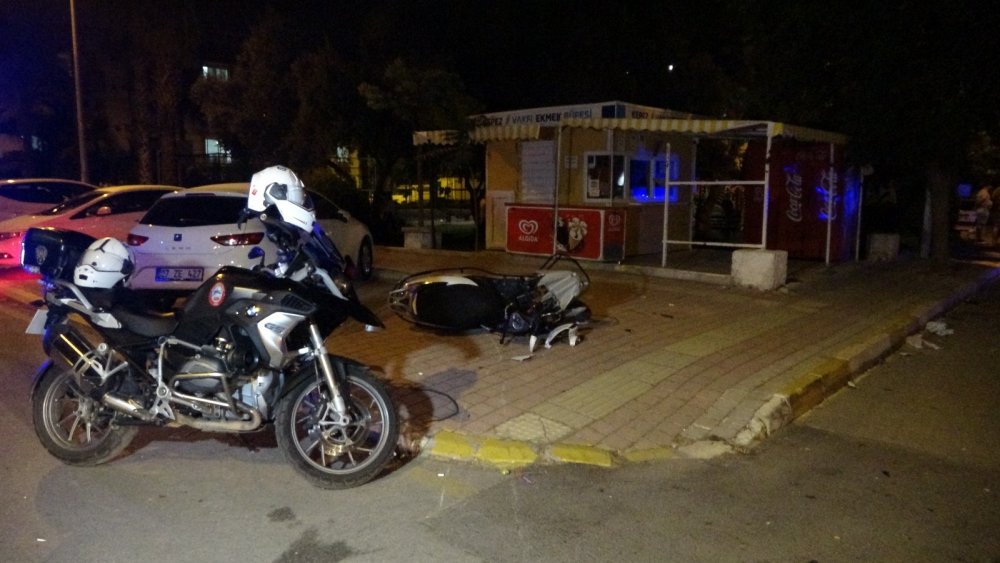 Motosiklet kavşakta otomobille çarpıştı! 2 yaralı