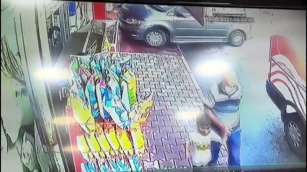 Otomobil lokantaya girdi! İçerideki iki çocuk yaralandı