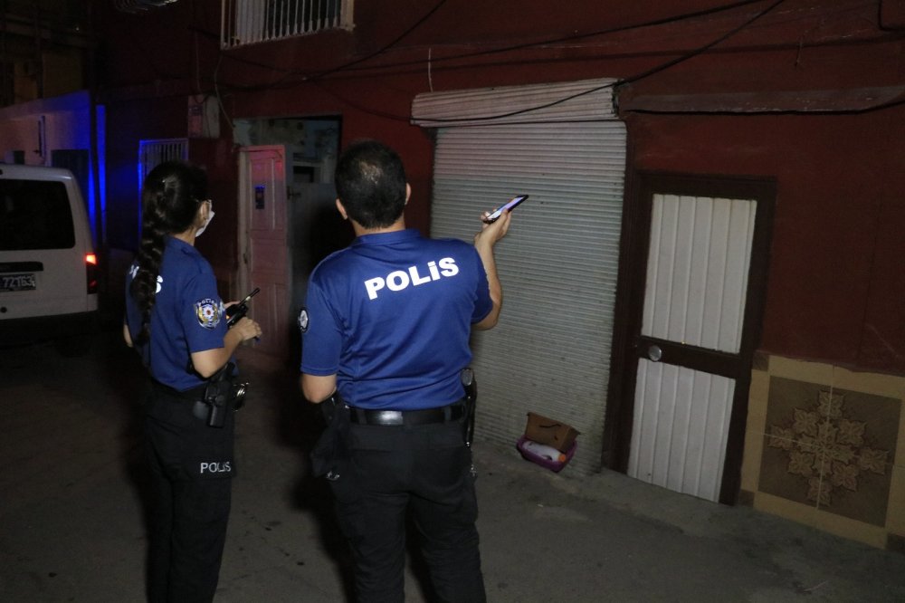 Adana'da 17 yaşındaki genç üvey babasını sırtından ve bacağından bıçakladı