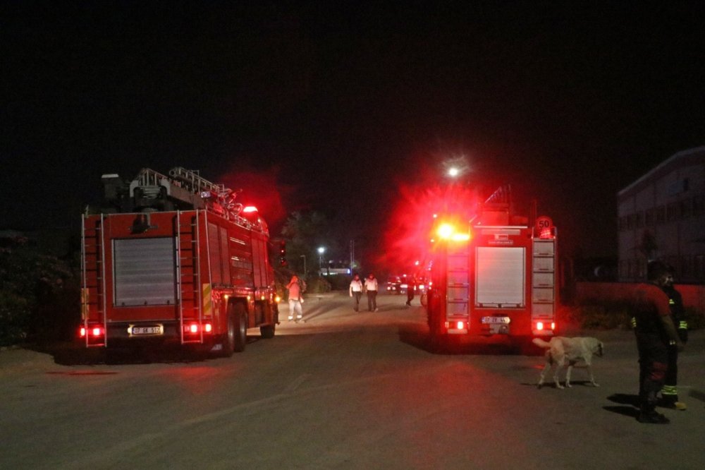 Antalya'da turuncu alarm! Kimyasal madde tankından sızan nitrik asit gökyüzünü boyandı
