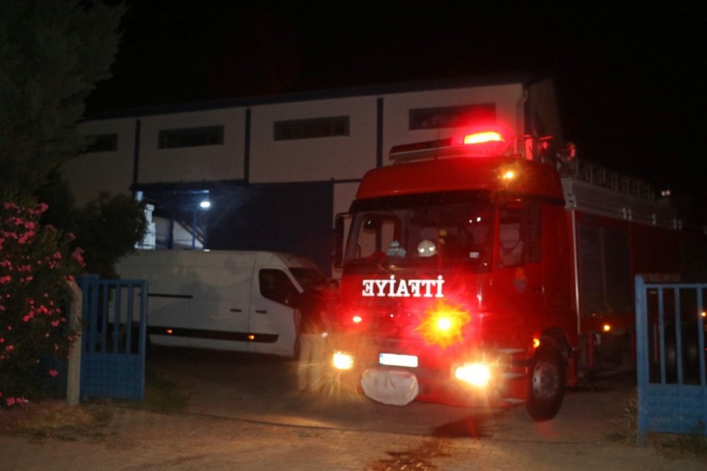 Antalya'da turuncu alarm! Kimyasal madde tankından sızan nitrik asit gökyüzünü boyandı