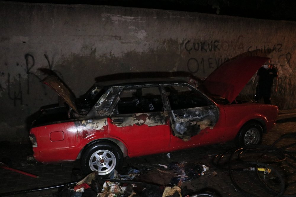 Adana’da park halindeki otomobili yanıcı madde döküp ateşe verdiler