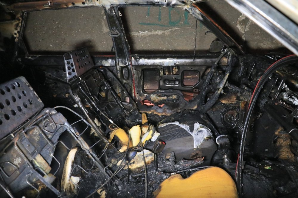 Adana’da park halindeki otomobili yanıcı madde döküp ateşe verdiler