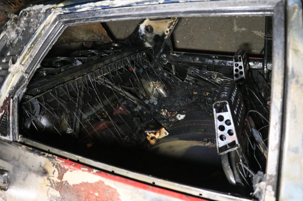 Adana’da park halindeki otomobili yanıcı madde döküp ateşe verdiler