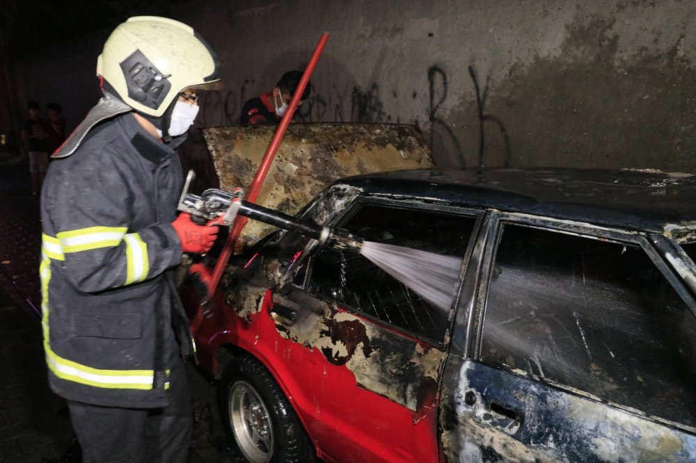 Adana’da park halindeki otomobili yanıcı madde döküp ateşe verdiler