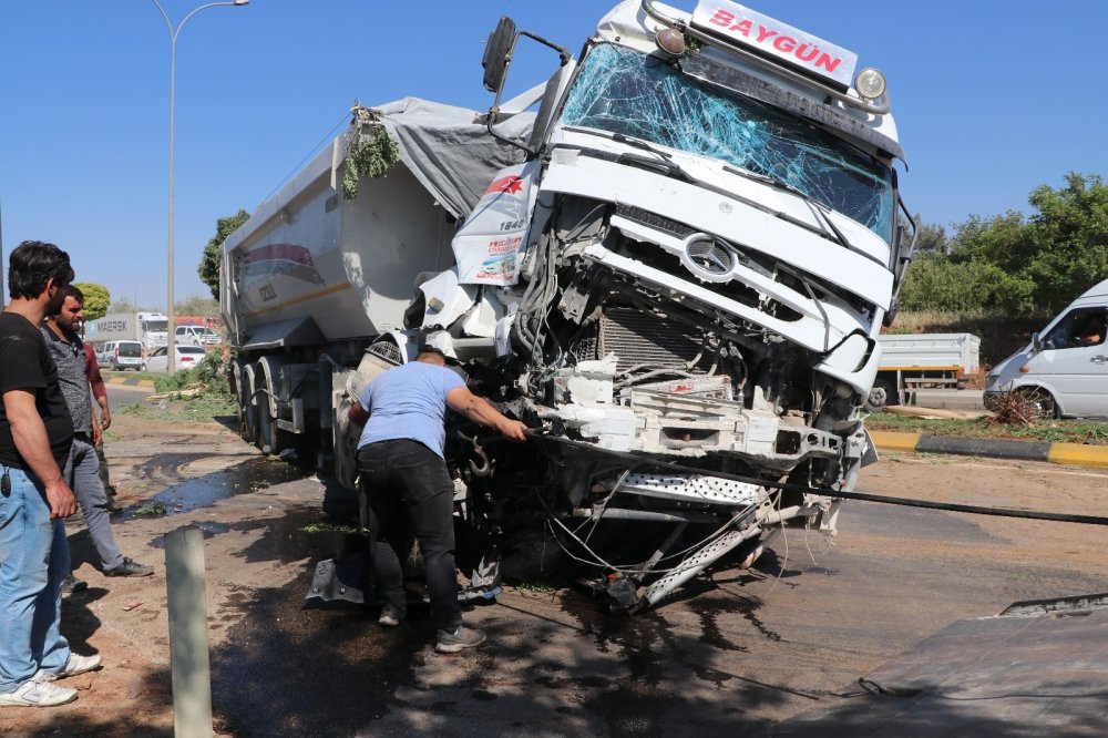 Antep'te iki tır kafa kafaya çarpıştı! 1’i ağır 2 yaralı