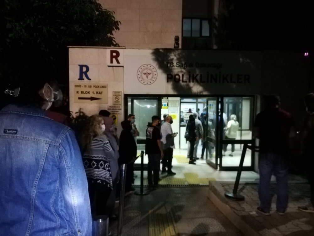 İzmir’de aşı kuyruğu! 'Devletimizin sunduğu imkanlardan faydalanmak istiyoruz!'