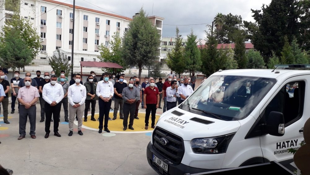 Hastane bahçesinde ölen Ersan öğretmen okulundan törenle uğurlandı