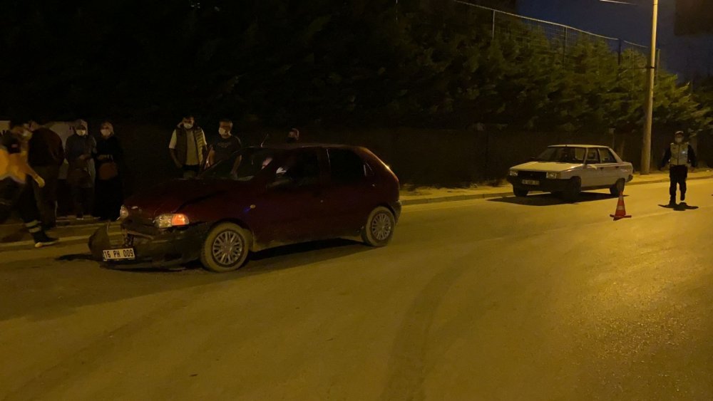 İnegöl'de çarpışan iki otomobil savruldu! 3 yaralı