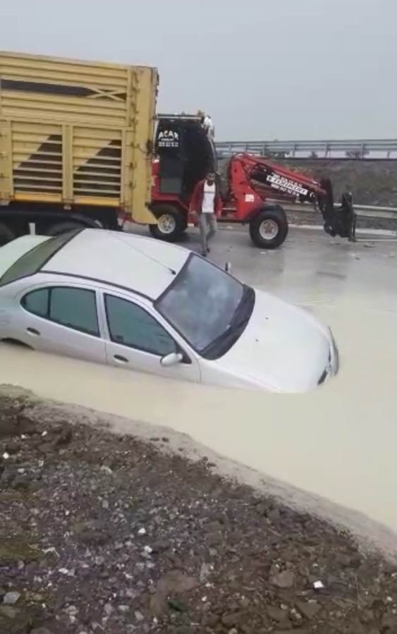 Büyük talihsizlik! Konya Kulu'ya yağmur yağdı otomobil sular altında kaldı