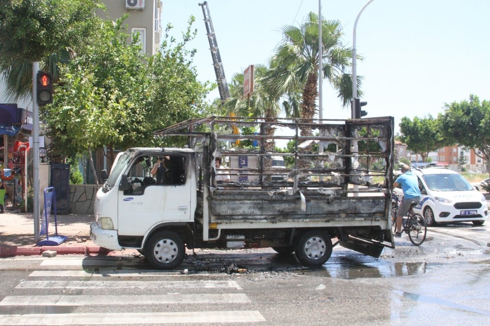 Konyaaltı'nda karton yüklü kamyonet alev alev yandı