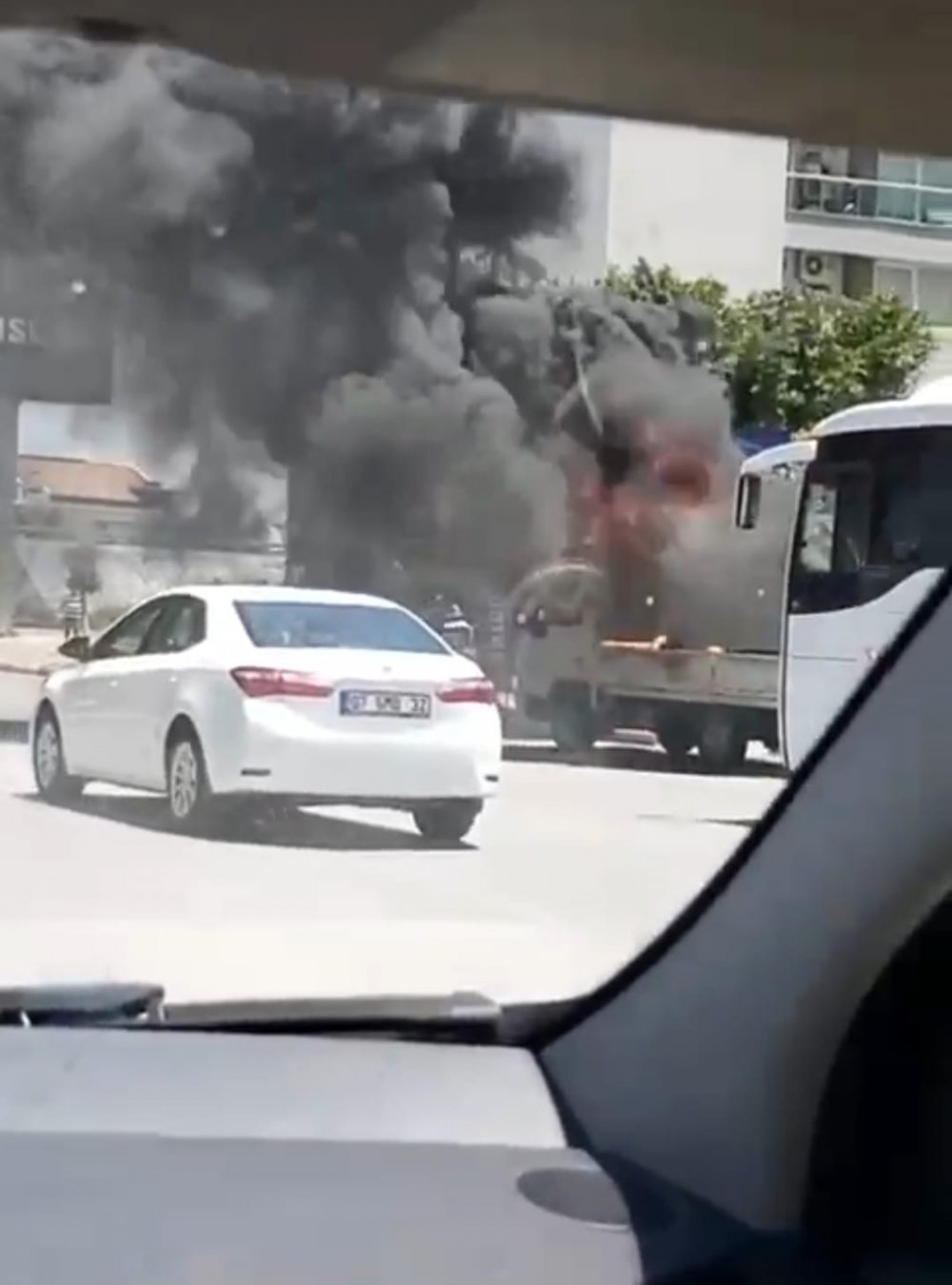 Konyaaltı'nda karton yüklü kamyonet alev alev yandı