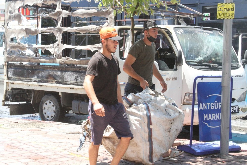 Konyaaltı'nda karton yüklü kamyonet alev alev yandı