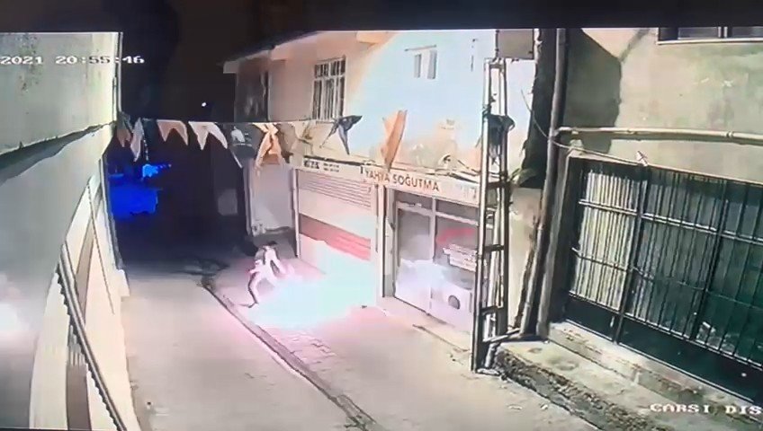 Diyarbakır'da AK Parti ilçe binasına molotoflu saldırı! 2 gözaltı