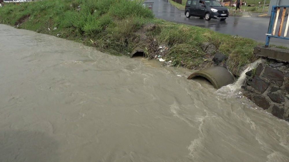 İstanbul Arnavutköy’de dere taştı! 4 daireyi su bastı