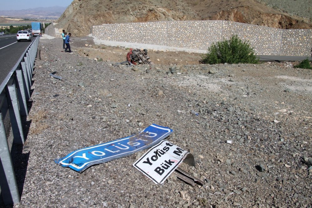 Şarampole uçan kamyonet ters döndü! 1 yaralı
