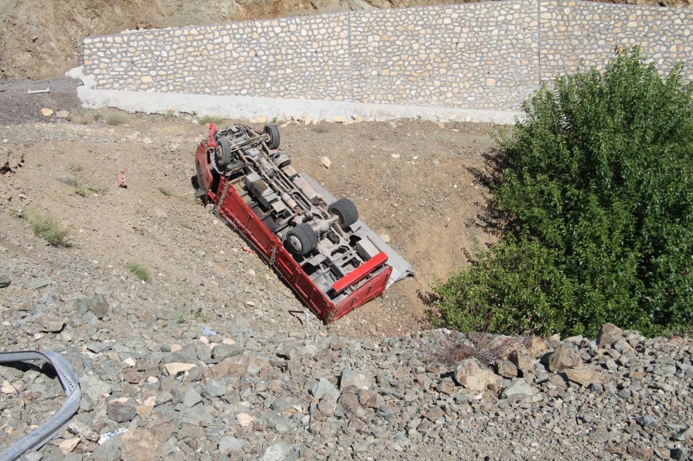 Şarampole uçan kamyonet ters döndü! 1 yaralı