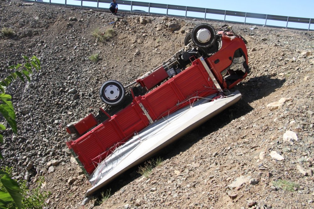 Şarampole uçan kamyonet ters döndü! 1 yaralı