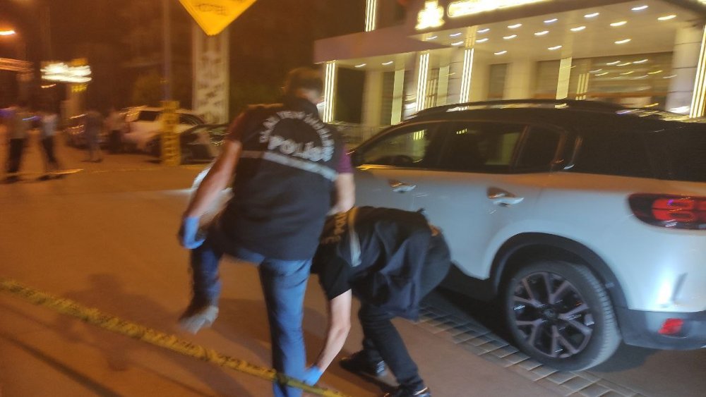 Trafikte makas atan maganda kendisini uyaran sürücünün aracına kurşun yağdırdı! 1 yaralı