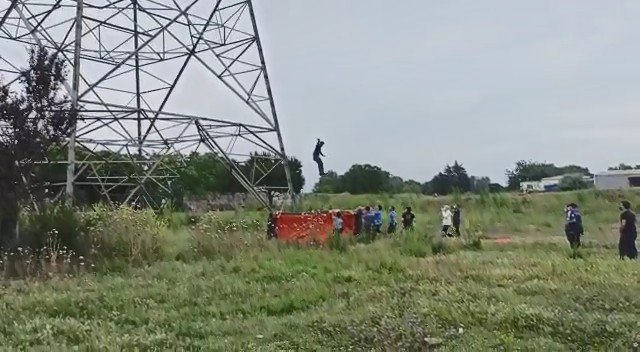 Yüksek gerilim hattında bir garip olay! 'Bana bir şey olacak mı?' deyip 15 metreden atladı