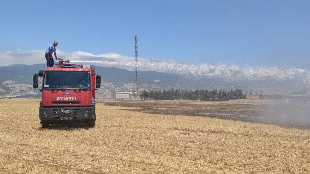 Anız yangını neredeyse fabrikayı yok ediyordu