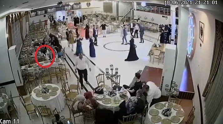 Düğün salonundaki hırsızlık kameralara yakalandı! Minik kız parayı alıp kaçtı