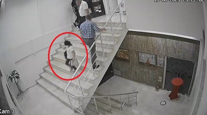 Düğün salonundaki hırsızlık kameralara yakalandı! Minik kız parayı alıp kaçtı