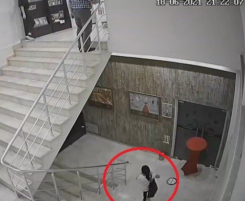 Düğün salonundaki hırsızlık kameralara yakalandı! Minik kız parayı alıp kaçtı