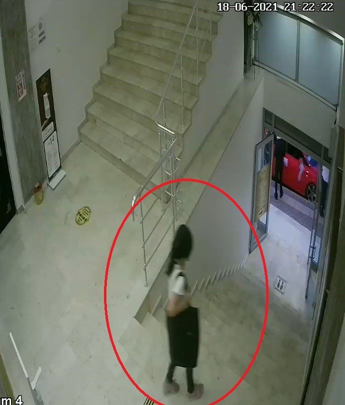 Düğün salonundaki hırsızlık kameralara yakalandı! Minik kız parayı alıp kaçtı
