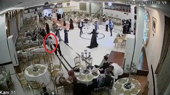 Düğün salonundaki hırsızlık kameralara yakalandı! Minik kız parayı alıp kaçtı