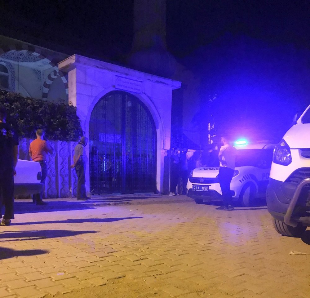İki çocuk babası genç adamın cesedi cami avlusunda bulundu