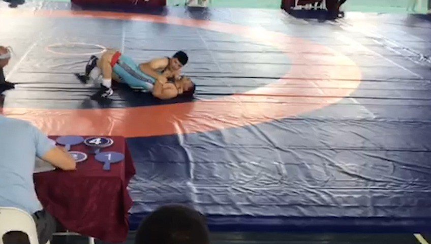 Küçük pehlivandan büyük hareket! Üzülen rakibinin elini kaldırdı