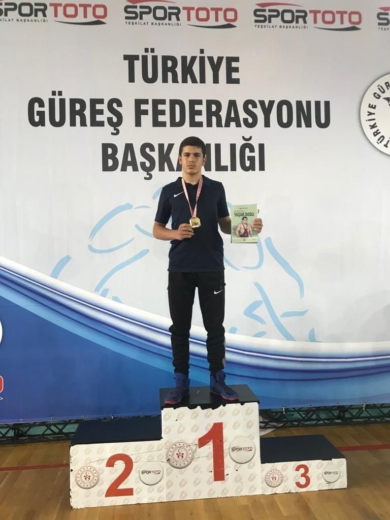 Küçük pehlivandan büyük hareket! Üzülen rakibinin elini kaldırdı