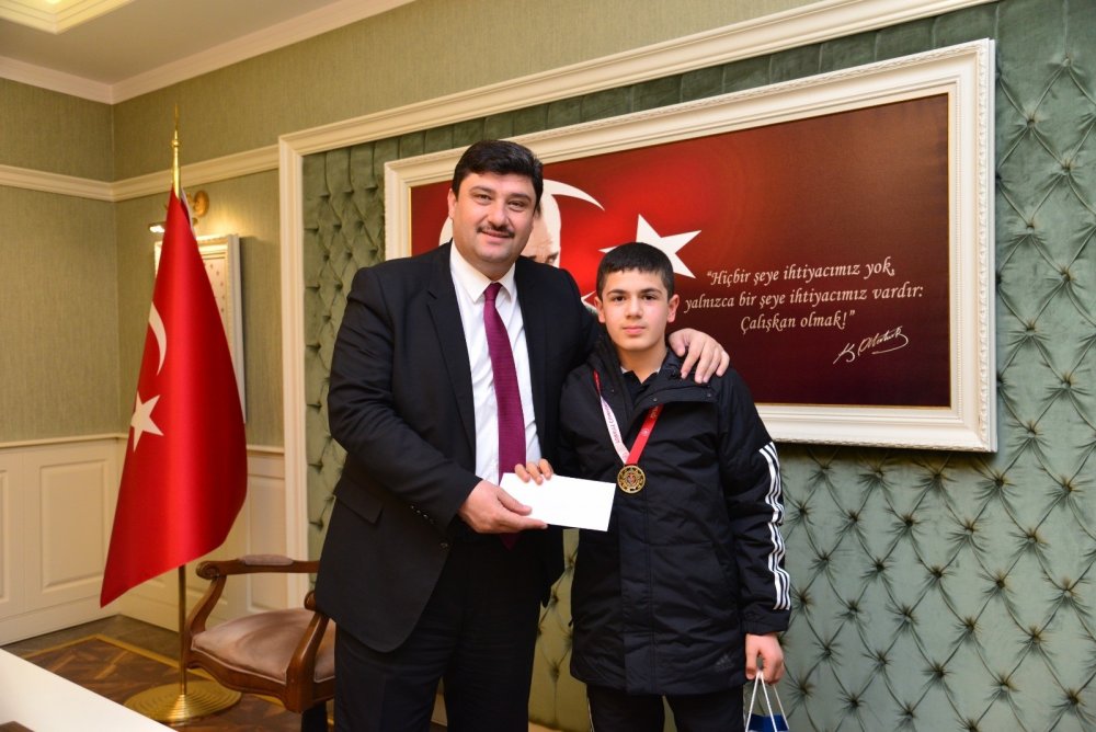 Küçük pehlivandan büyük hareket! Üzülen rakibinin elini kaldırdı