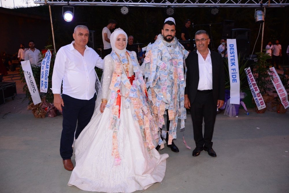 Para ağacına döndüler! Seyit Akış ile Zeynep Çelik'in üç kez ertelenen düğünü nihayet oldu