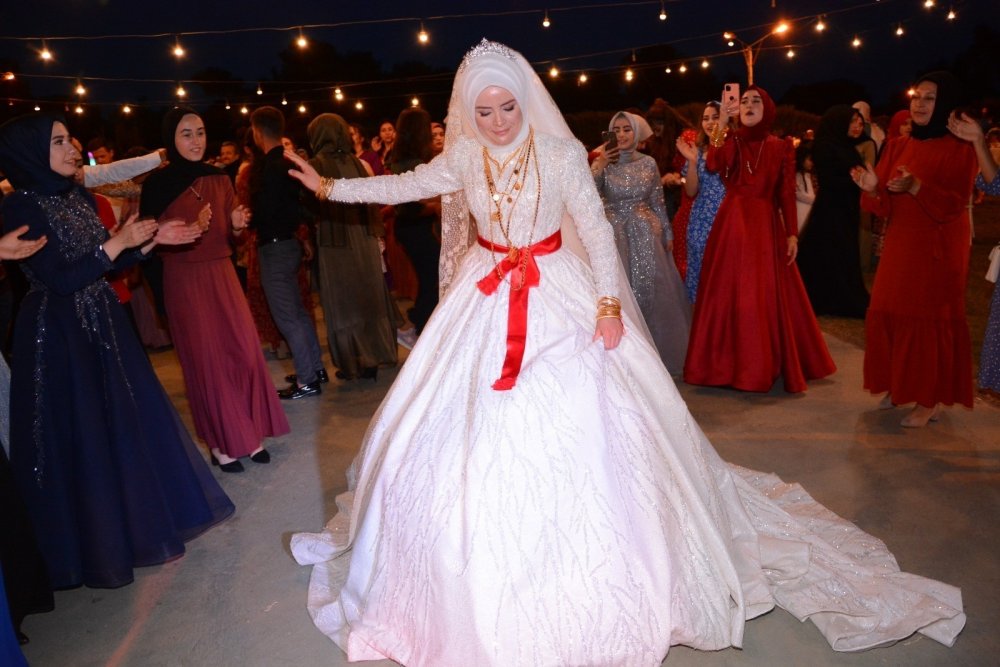Para ağacına döndüler! Seyit Akış ile Zeynep Çelik'in üç kez ertelenen düğünü nihayet oldu