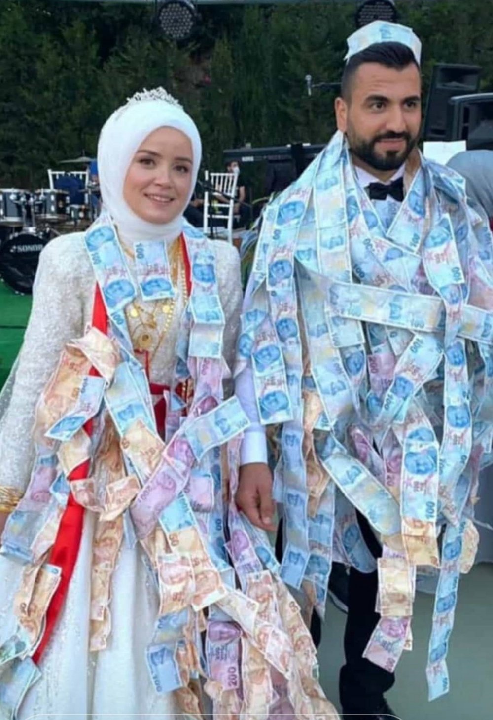 Para ağacına döndüler! Seyit Akış ile Zeynep Çelik'in üç kez ertelenen düğünü nihayet oldu