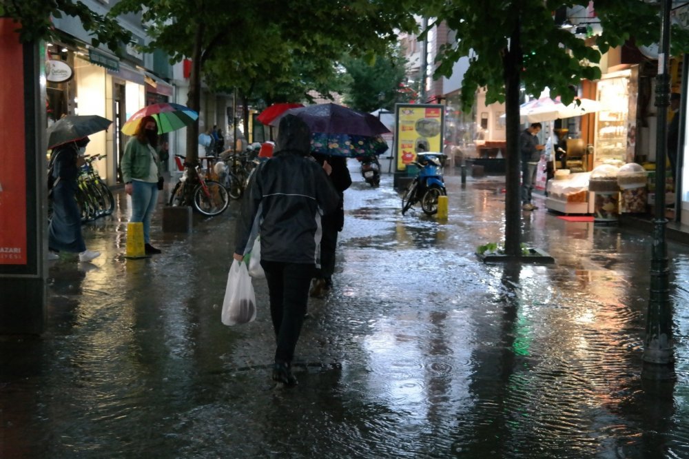 Şiddetli yağış Eskişehir’i esir aldı