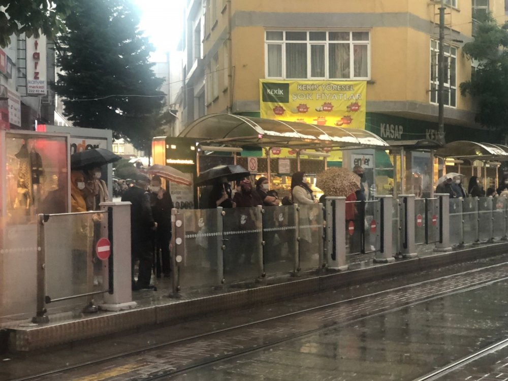 Şiddetli yağış Eskişehir’i esir aldı