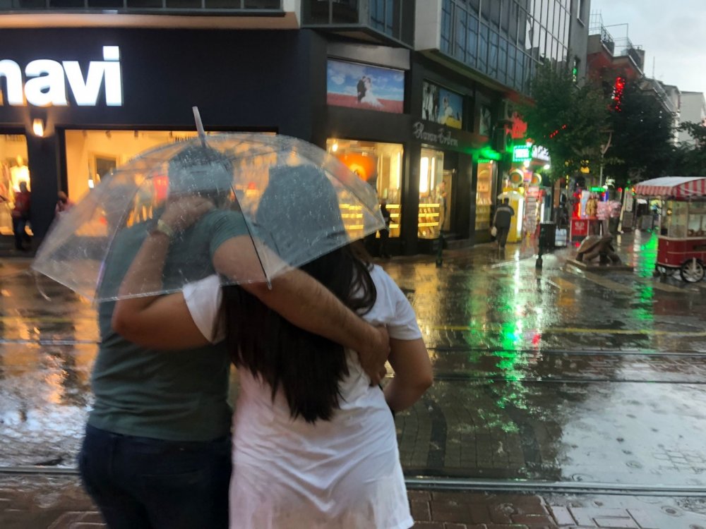 Şiddetli yağış Eskişehir’i esir aldı