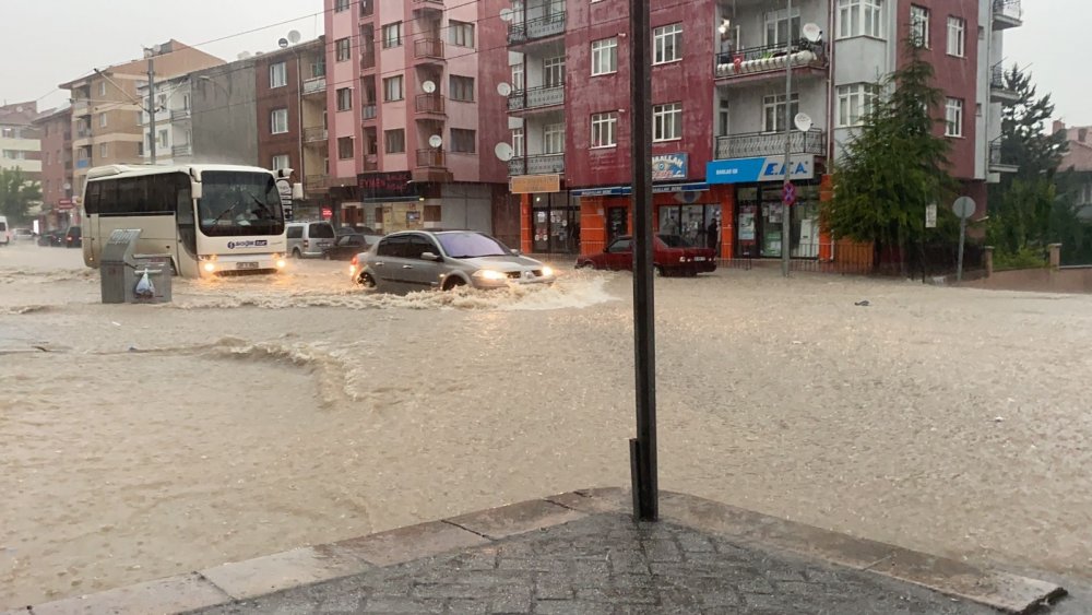 Şiddetli yağış Eskişehir’i esir aldı